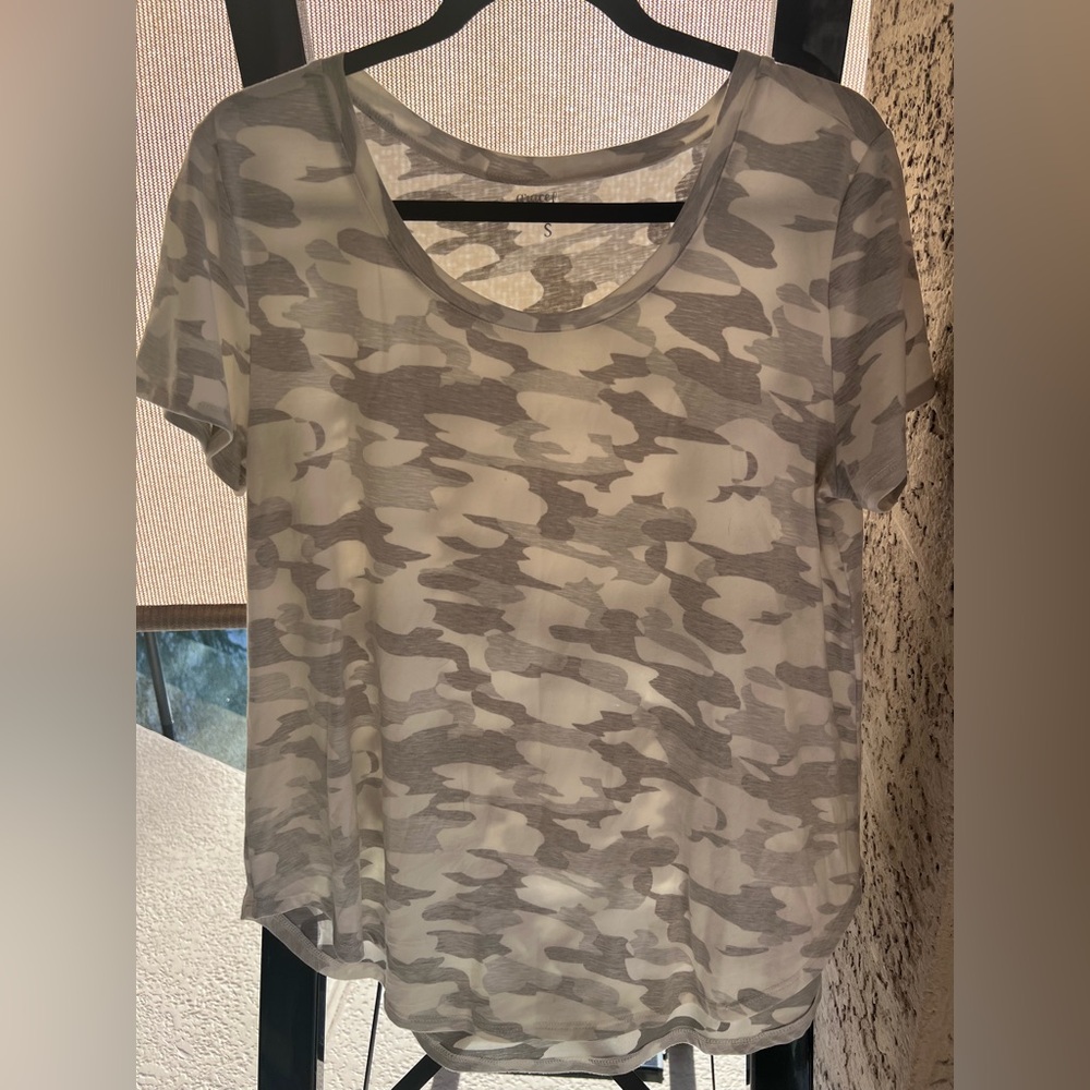 NWOT SZS Grace & Lace loose fit Camouflage Print Tee. Very soft. Wide scoop neck